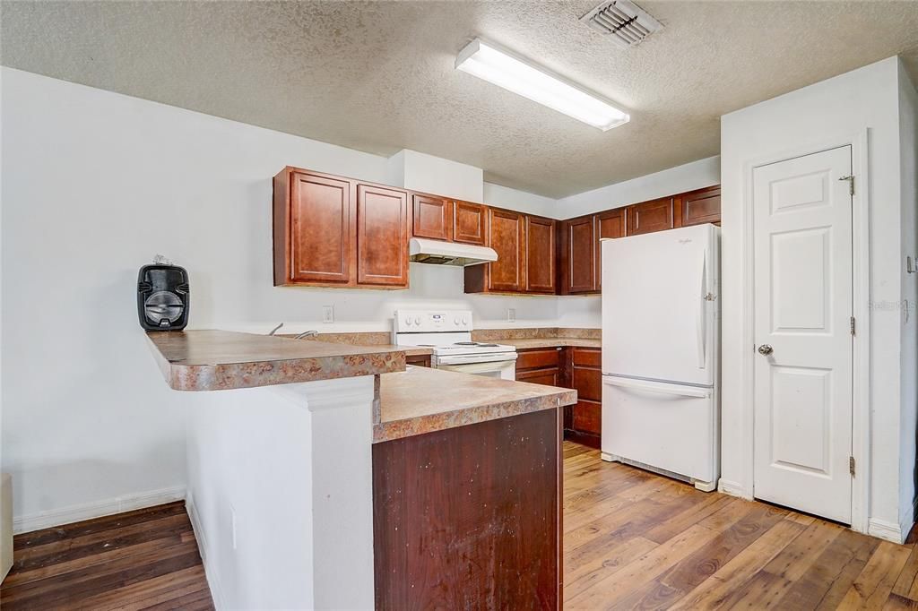 For Sale: $250,000 (2 beds, 1 baths, 931 Square Feet)