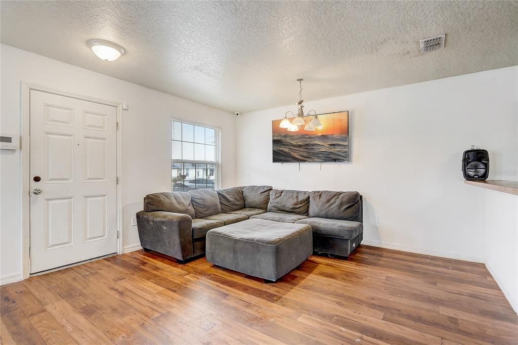 For Sale: $250,000 (2 beds, 1 baths, 931 Square Feet)