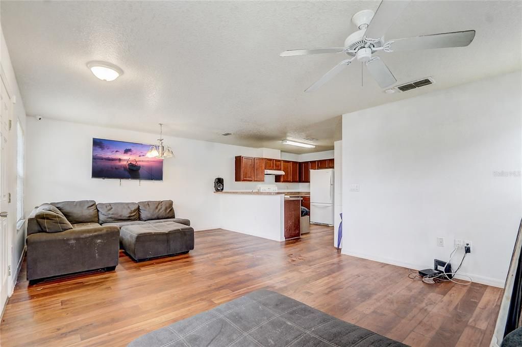 For Sale: $250,000 (2 beds, 1 baths, 931 Square Feet)