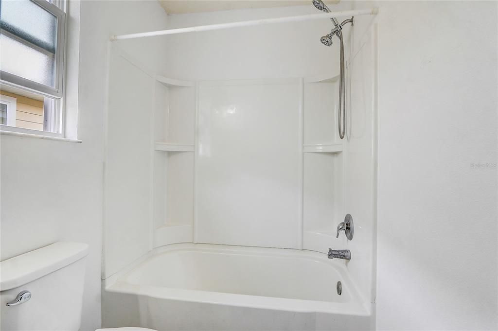 For Sale: $250,000 (2 beds, 1 baths, 931 Square Feet)