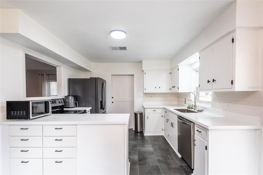 Active With Contract: $650,000 (3 beds, 2 baths, 1403 Square Feet)