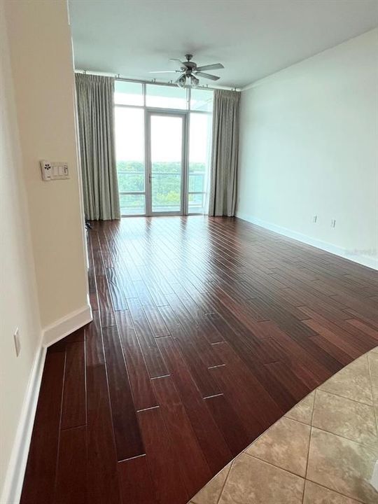 For Rent: $2,350 (1 beds, 2 baths, 980 Square Feet)