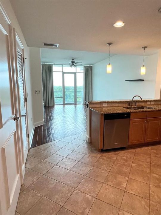 For Rent: $2,350 (1 beds, 2 baths, 980 Square Feet)