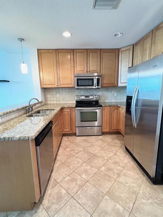 For Rent: $2,350 (1 beds, 2 baths, 980 Square Feet)