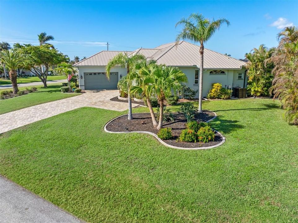 For Sale: $949,000 (3 beds, 2 baths, 2372 Square Feet)