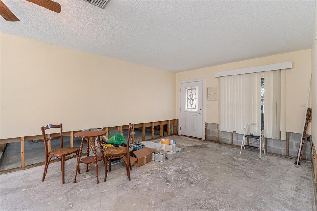 For Sale: $320,000 (2 beds, 1 baths, 1200 Square Feet)