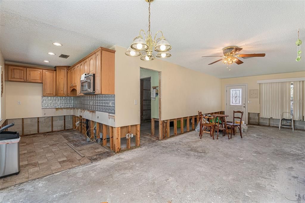 For Sale: $320,000 (2 beds, 1 baths, 1200 Square Feet)