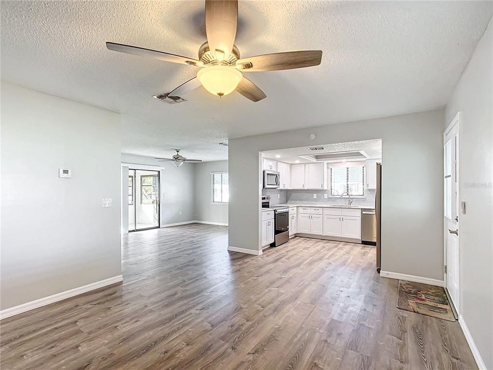 For Sale: $229,900 (2 beds, 2 baths, 1144 Square Feet)