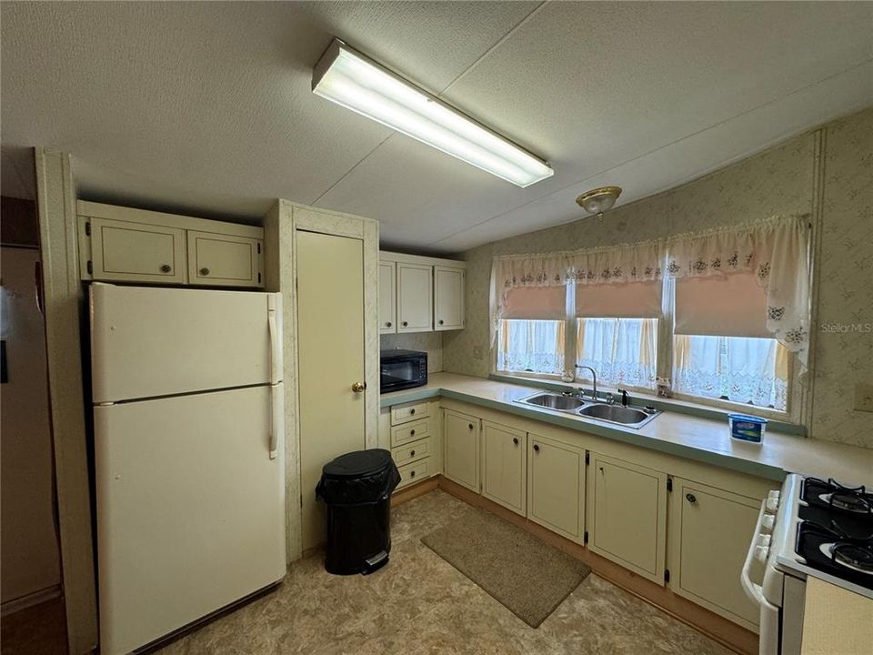 For Sale: $125,000 (2 beds, 2 baths, 1056 Square Feet)