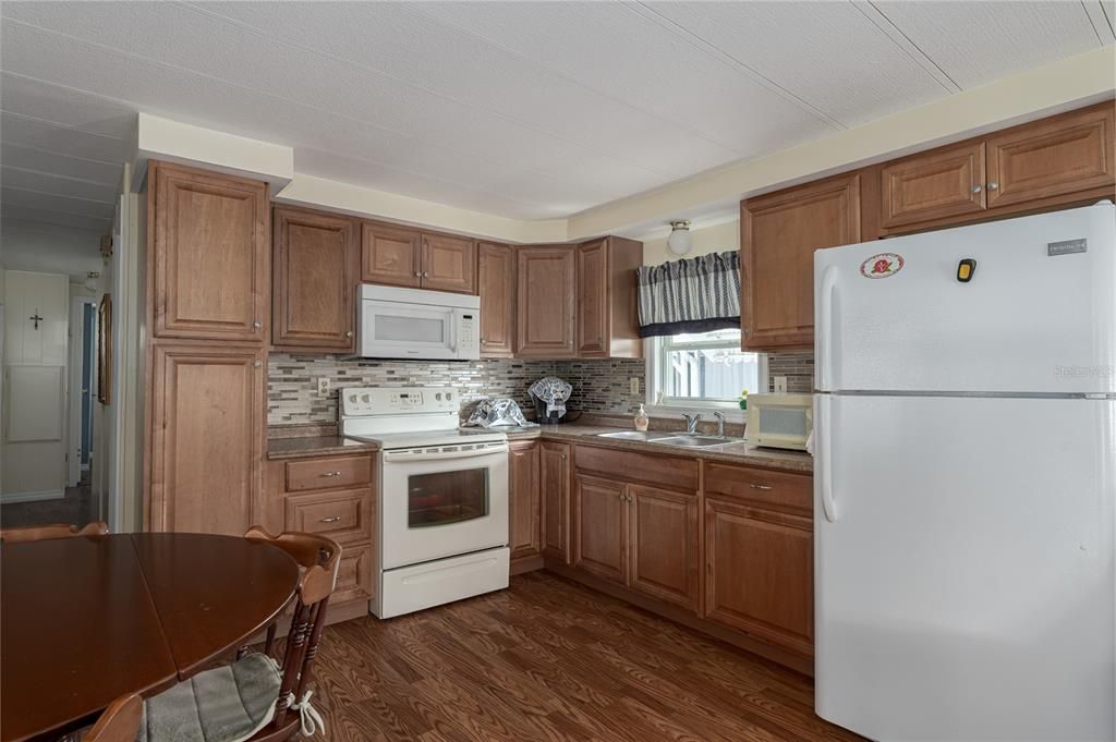 For Sale: $109,000 (2 beds, 1 baths, 677 Square Feet)