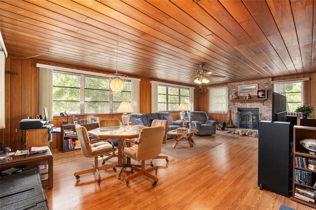 INCREDIBLE FAMILY ROOM