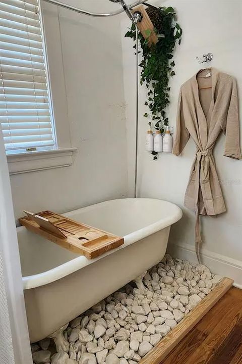 guest bathroom (upstairs)