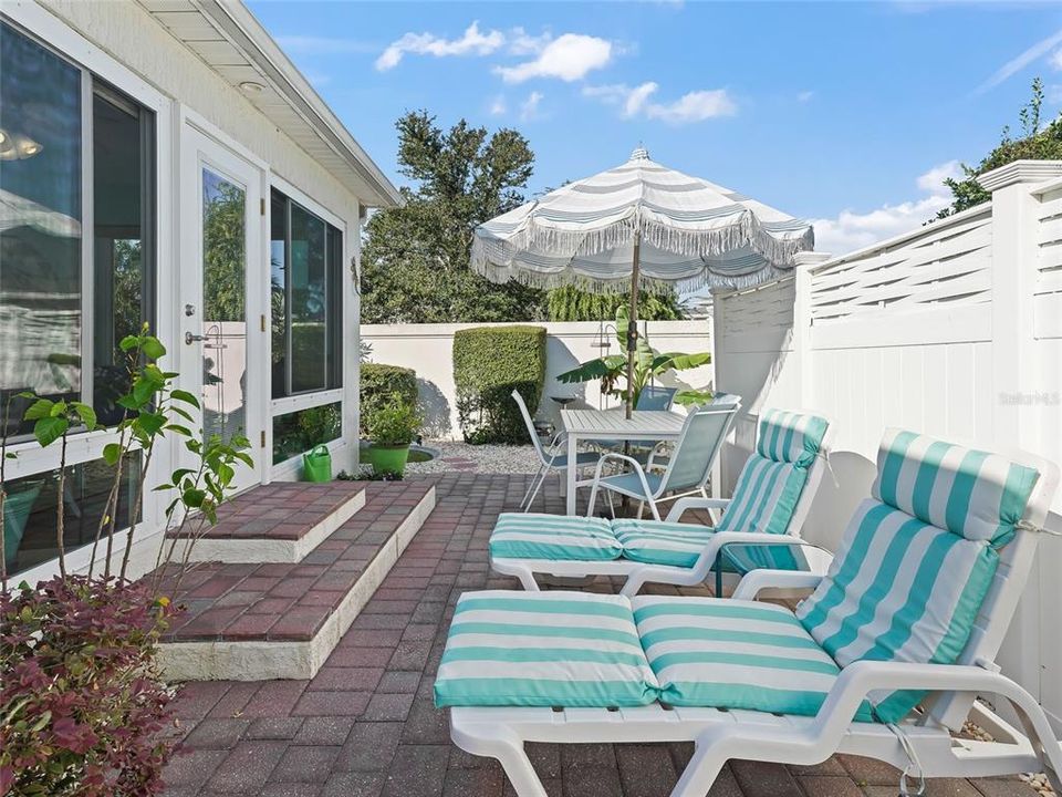 Side patio with pavers