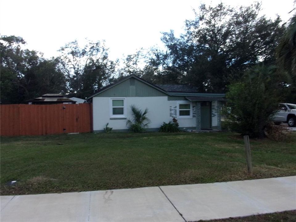 For Sale: $195,000 (2 beds, 1 baths, 1030 Square Feet)