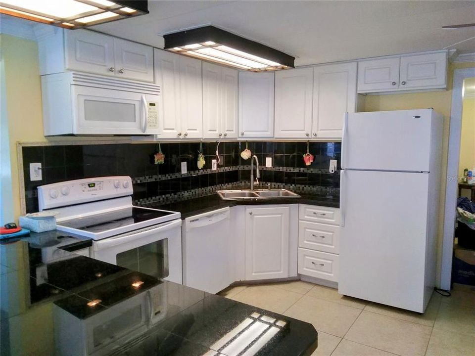 For Sale: $159,900 (2 beds, 1 baths, 800 Square Feet)