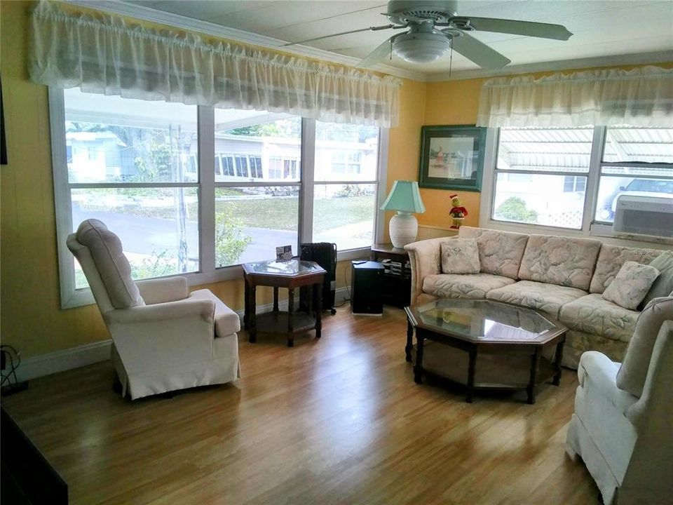 For Sale: $159,900 (2 beds, 1 baths, 800 Square Feet)