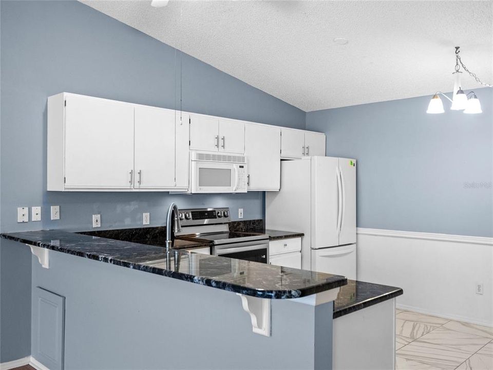 For Sale: $285,000 (2 beds, 2 baths, 1121 Square Feet)