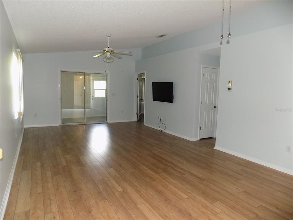 For Sale: $254,900 (2 beds, 2 baths, 1160 Square Feet)