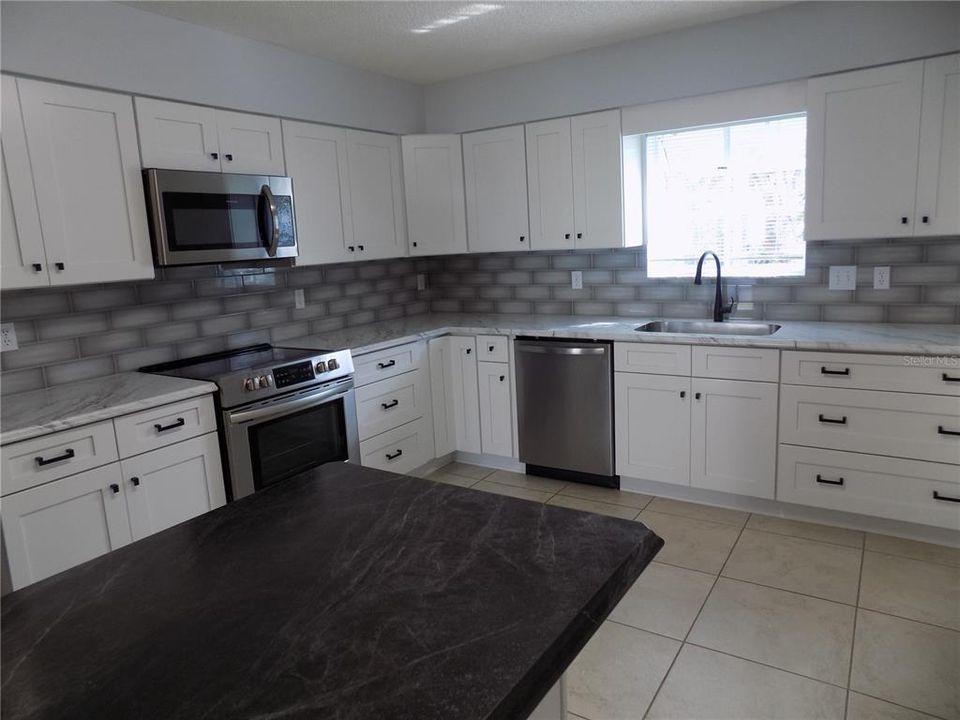 For Sale: $254,900 (2 beds, 2 baths, 1160 Square Feet)