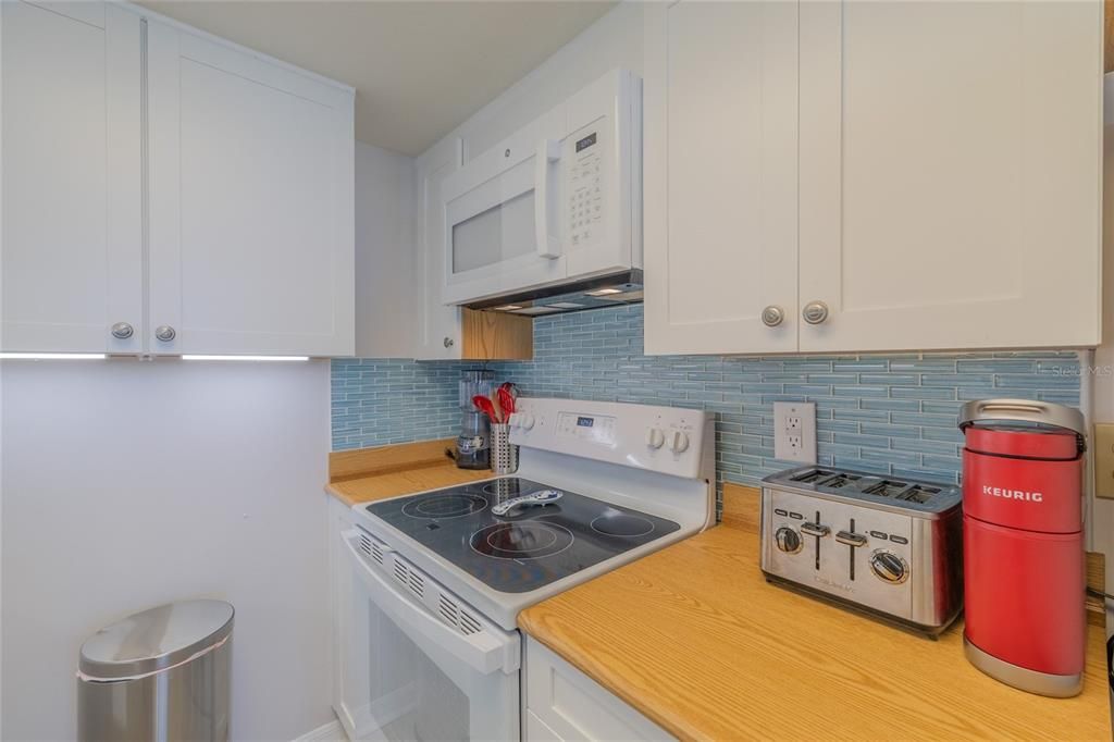 For Sale: $274,900 (1 beds, 1 baths, 900 Square Feet)