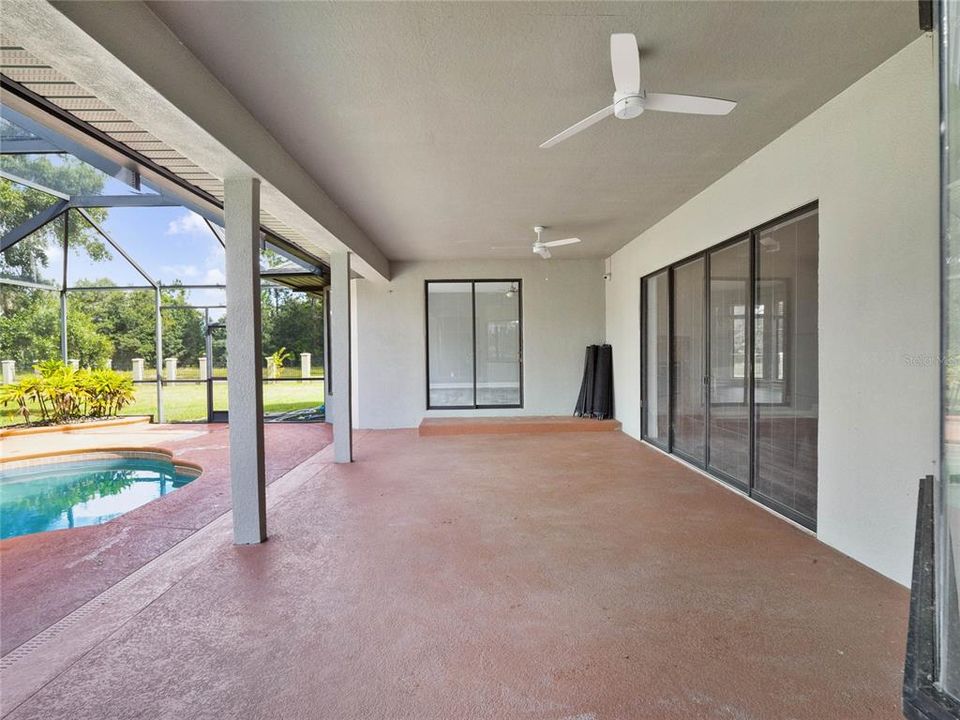 LARGE COVERED LANAI.