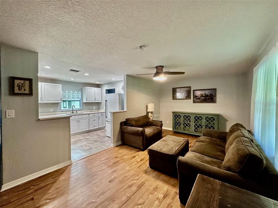 For Sale: $260,000 (2 beds, 1 baths, 1383 Square Feet)