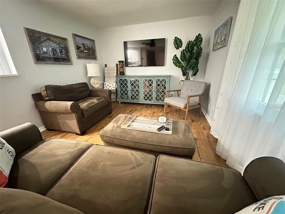 For Sale: $260,000 (2 beds, 1 baths, 1383 Square Feet)