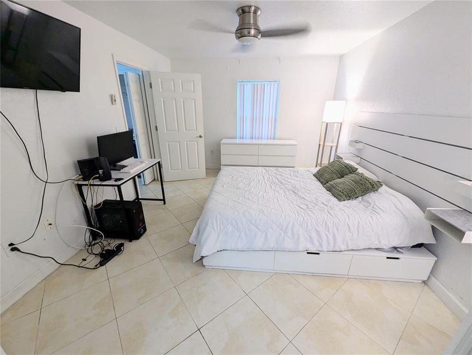 For Sale: $158,000 (1 beds, 1 baths, 864 Square Feet)