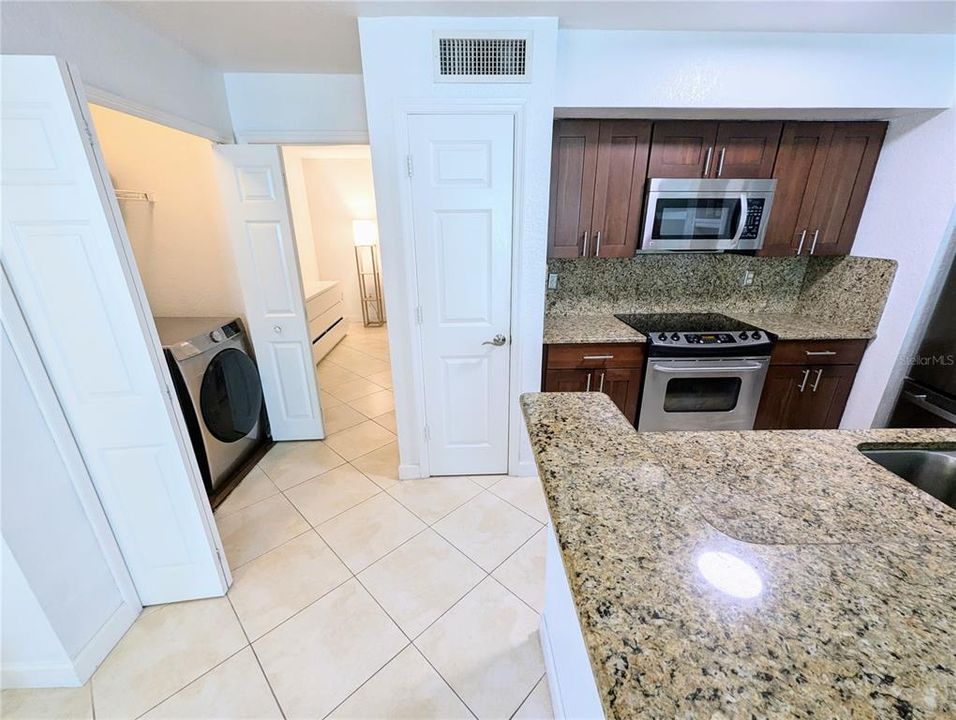 For Sale: $158,000 (1 beds, 1 baths, 864 Square Feet)