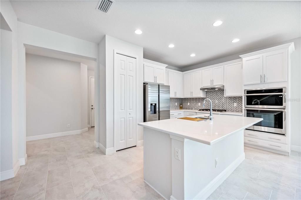 Breakfast bar at kitchen island