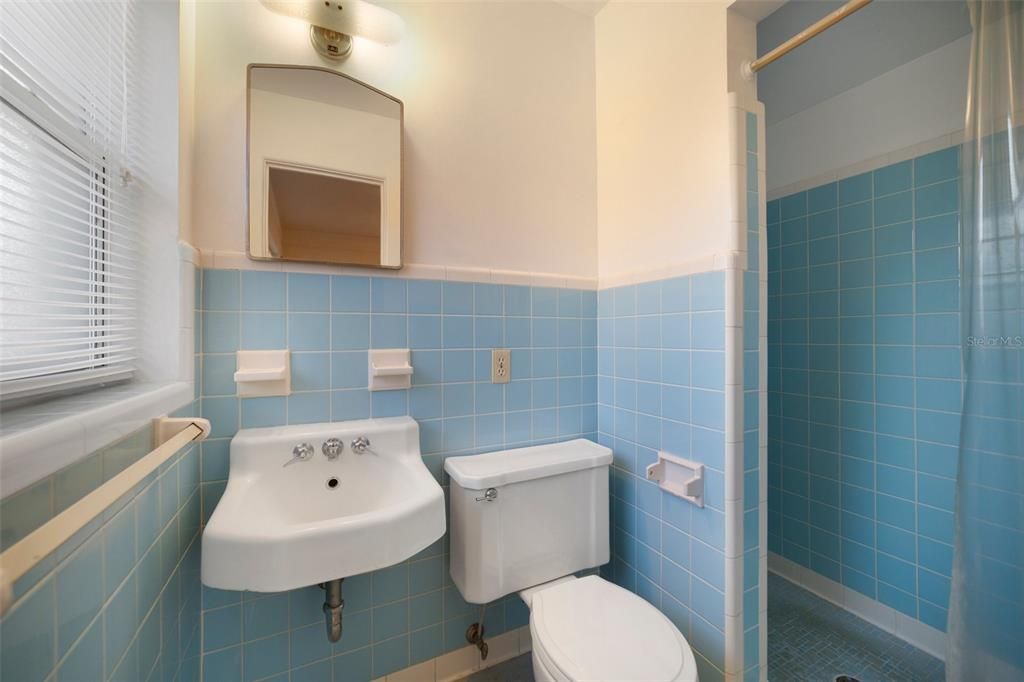 PRIMARY EN-SUITE BATH.