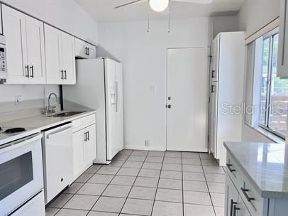 For Rent: $1,800 (2 beds, 1 baths, 744 Square Feet)