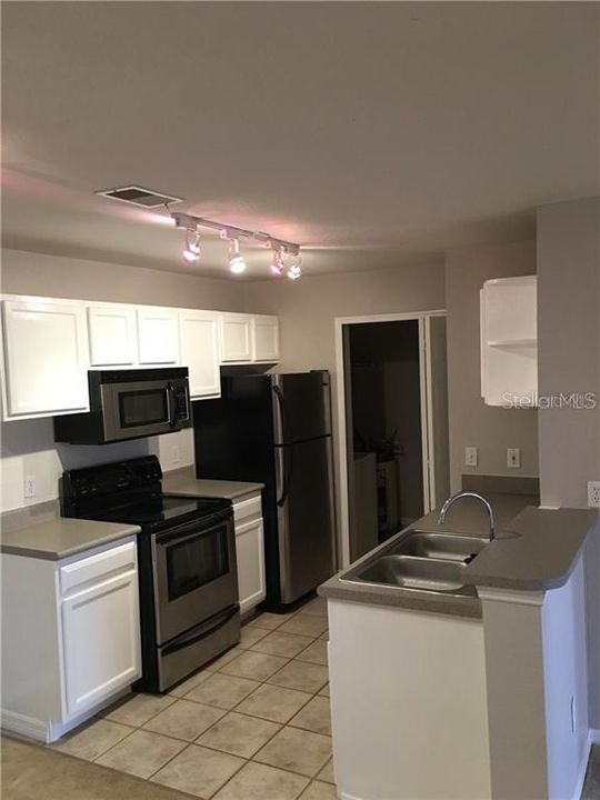 For Rent: $1,400 (1 beds, 1 baths, 671 Square Feet)