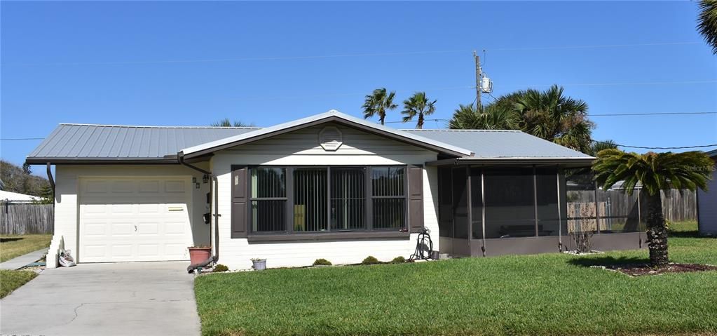 For Sale: $379,000 (2 beds, 1 baths, 1027 Square Feet)