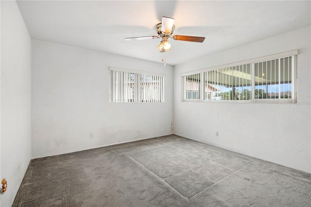 For Sale: $379,000 (2 beds, 1 baths, 1027 Square Feet)