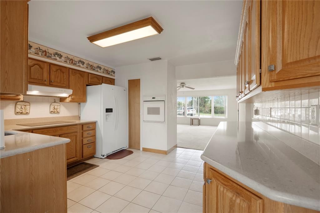 For Sale: $379,000 (2 beds, 1 baths, 1027 Square Feet)