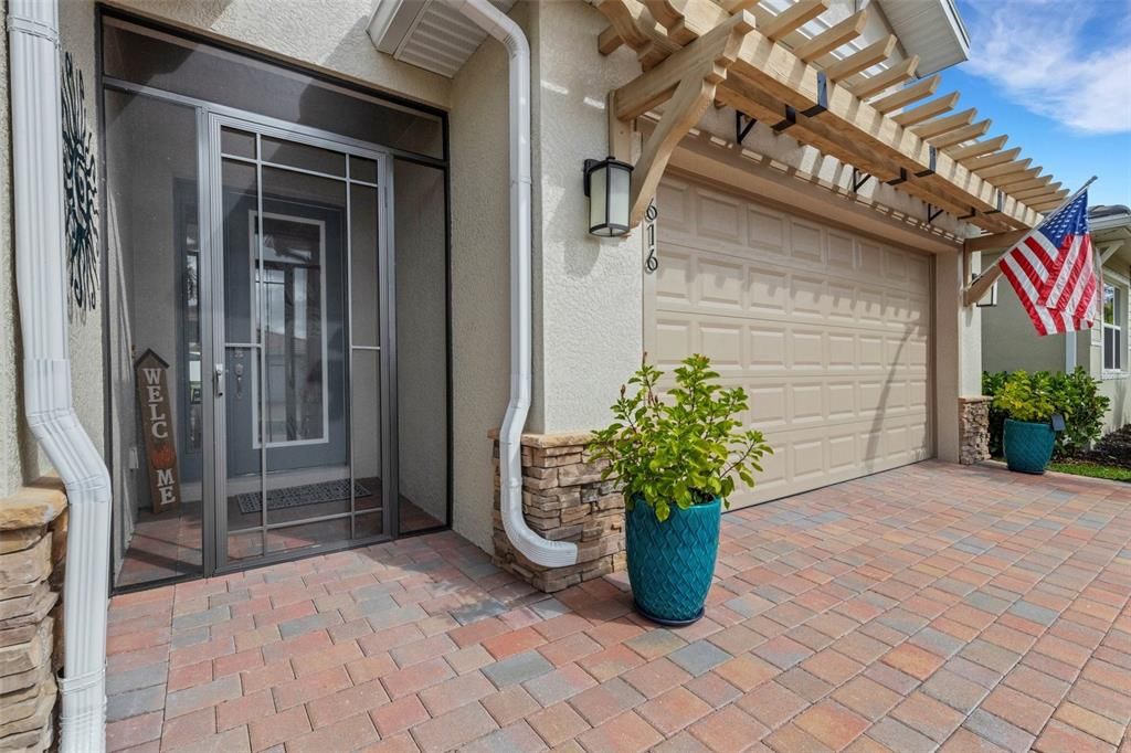 Screened in front entrance way. Nice breeze when you leave the front door open