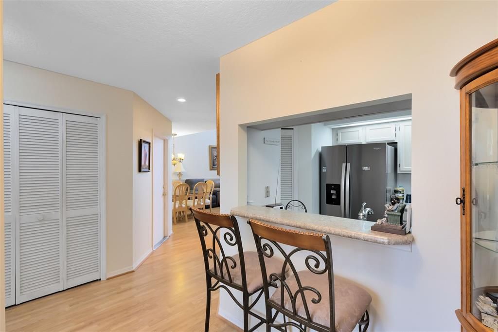 Breakfast Bar and Kitchen