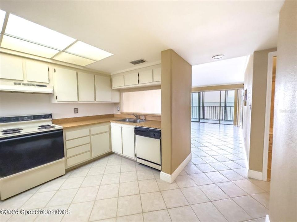 For Sale: $230,000 (2 beds, 2 baths, 830 Square Feet)