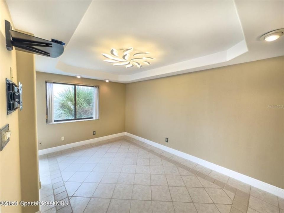 For Sale: $230,000 (2 beds, 2 baths, 830 Square Feet)