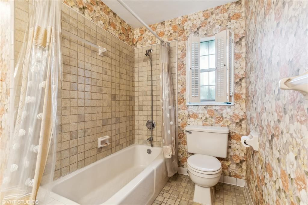 Primary bath with retro decor