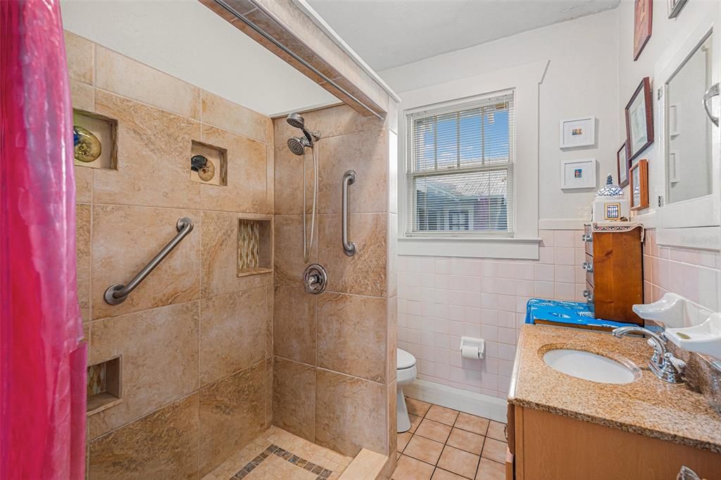 For Sale: $350,000 (2 beds, 1 baths, 994 Square Feet)