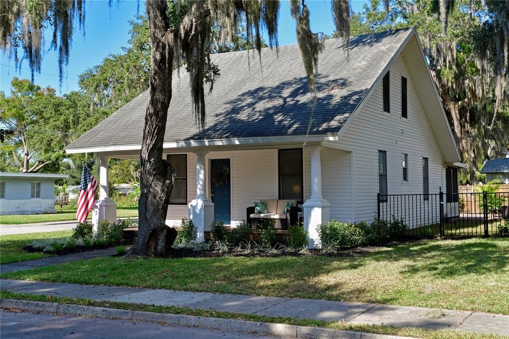 For Sale: $485,000 (3 beds, 2 baths, 947 Square Feet)