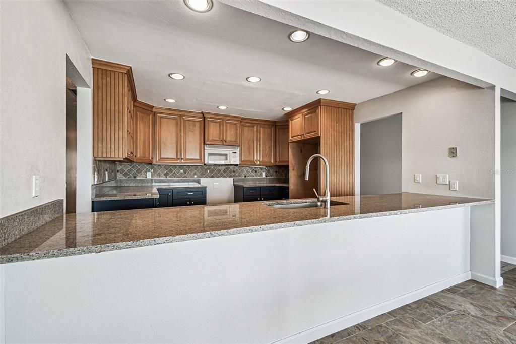 Activo con contrato: $1,390,000 (4 camas, 2 baños, 2273 Pies cuadrados)