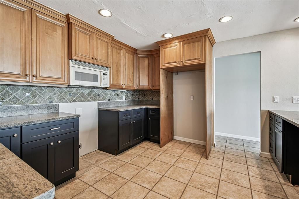 Activo con contrato: $1,390,000 (4 camas, 2 baños, 2273 Pies cuadrados)