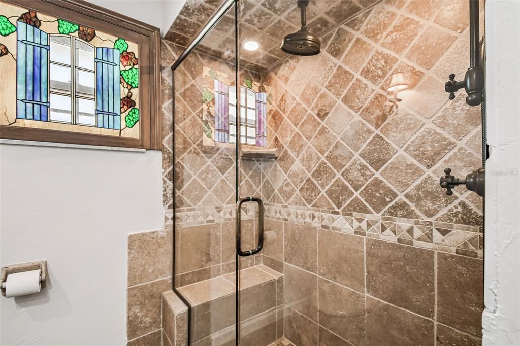 Activo con contrato: $1,390,000 (4 camas, 2 baños, 2273 Pies cuadrados)