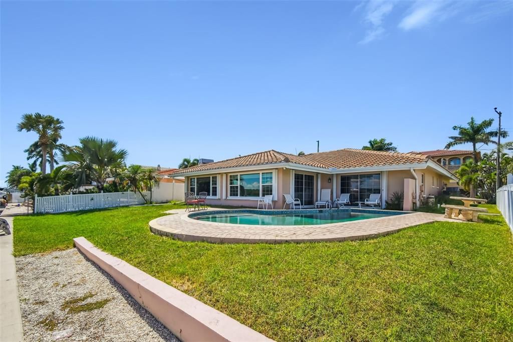 Activo con contrato: $1,390,000 (4 camas, 2 baños, 2273 Pies cuadrados)