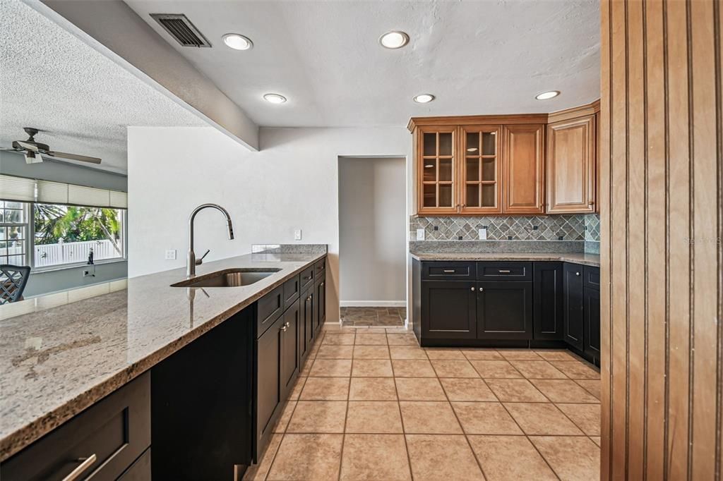 Activo con contrato: $1,390,000 (4 camas, 2 baños, 2273 Pies cuadrados)