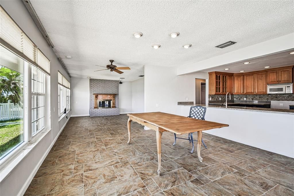 Activo con contrato: $1,390,000 (4 camas, 2 baños, 2273 Pies cuadrados)