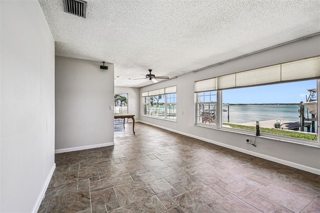 Activo con contrato: $1,390,000 (4 camas, 2 baños, 2273 Pies cuadrados)